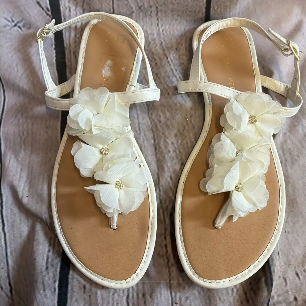 5/$20 Atmosphere Womens White Floral Bridal Beach Wedding T-Strap Sandal Sz9 GUC